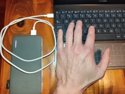 Como faço para carregar meu laptop sem um carregador? : Carregando um laptop com um carregador portátil via USB-C