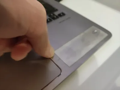 כיצד להסיר מדבקות על מחשב נייד? : הסרת מדבקות על מחשב נייד באמצעות מסמרים